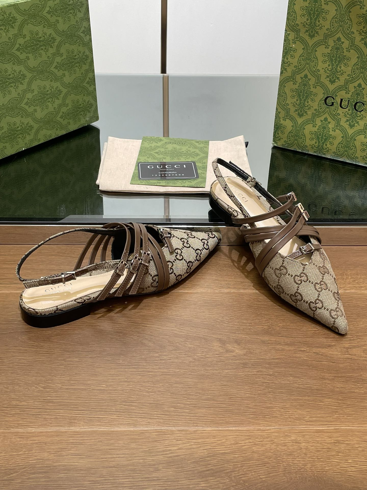 ua G*u*i strappy ballet flat