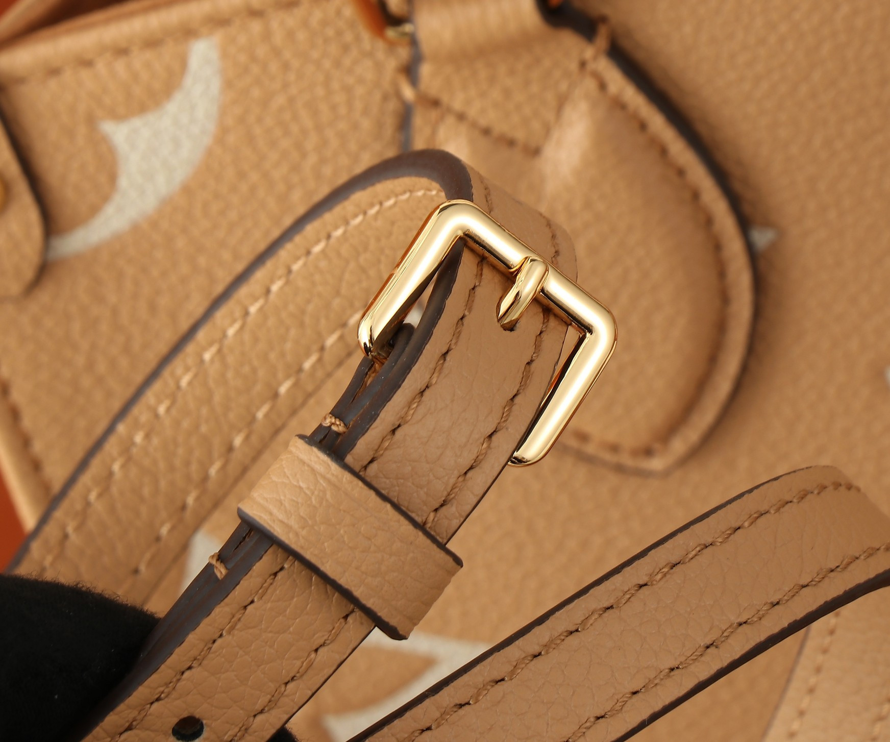 LV OnTheGo PM M12513  24.9 x 19.1 x 11.4 cm