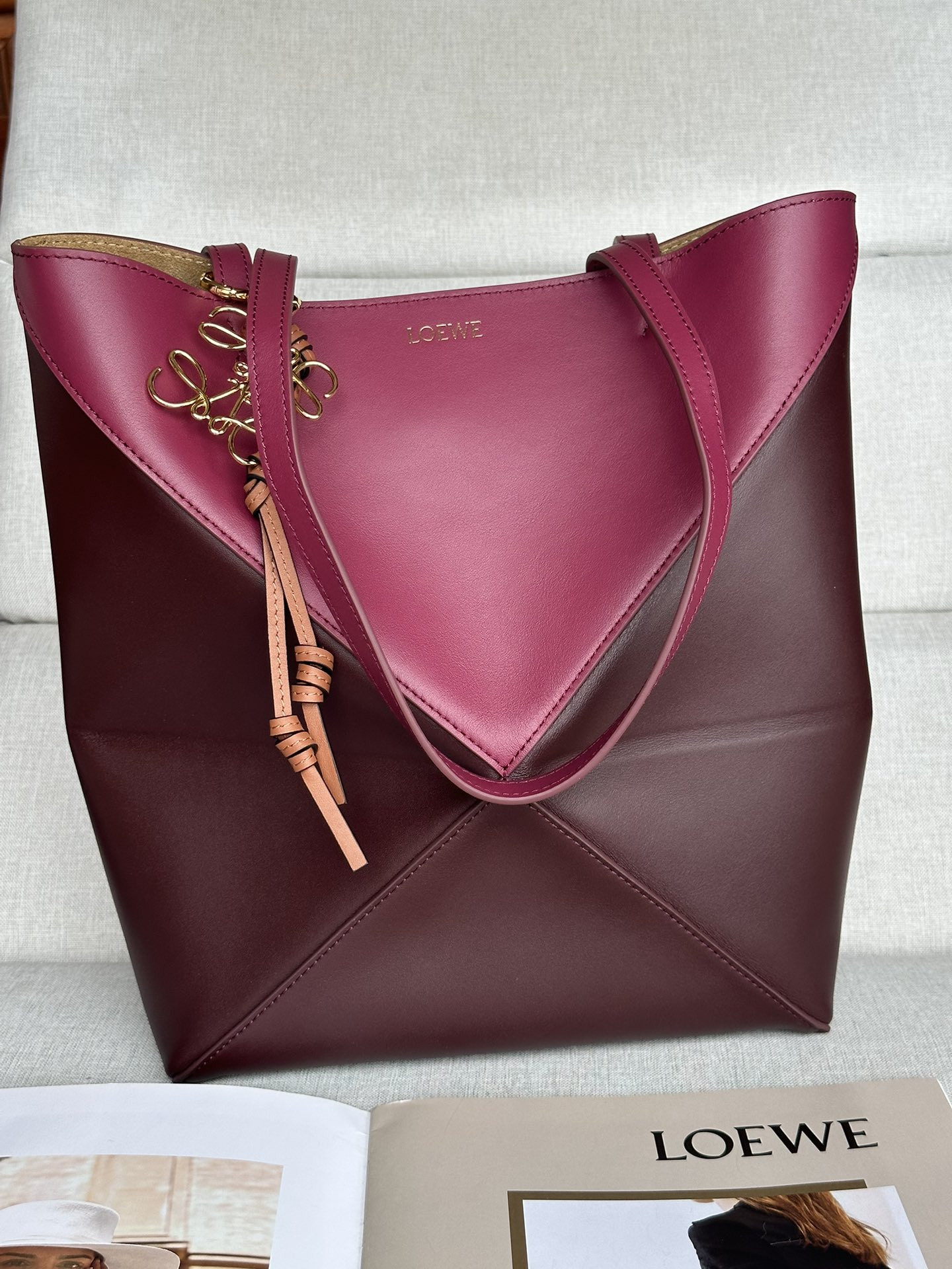 L0ew* medium puzzle fold tote in shiny calfskin 25.5x14.5x31.5cm