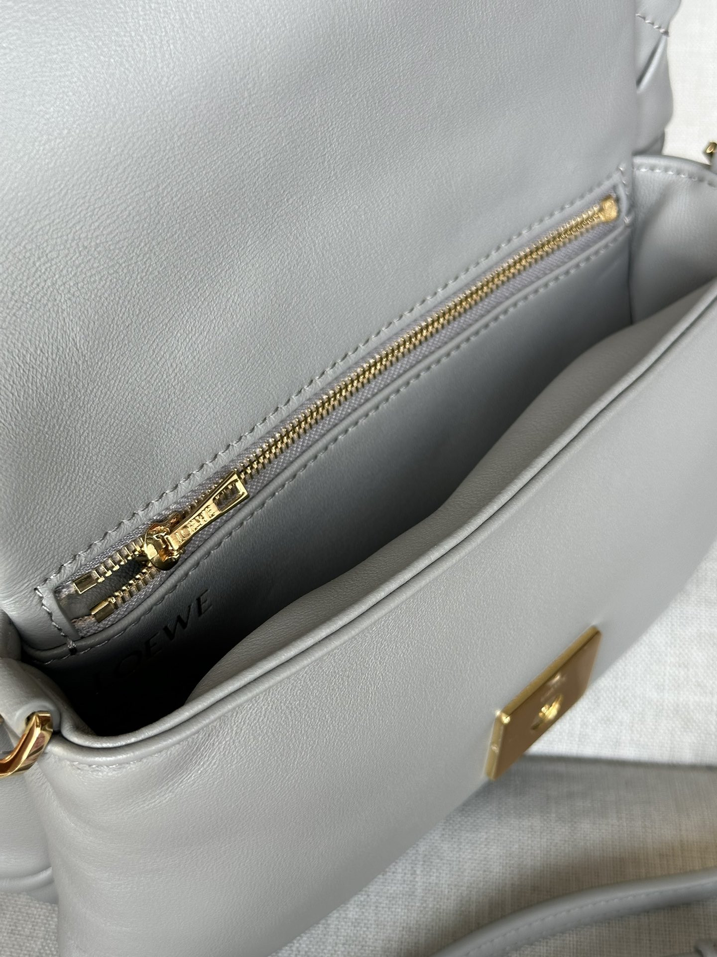 L0ew* mini puffer goya in pleated shiny nappa lambskin 20x6x13cm