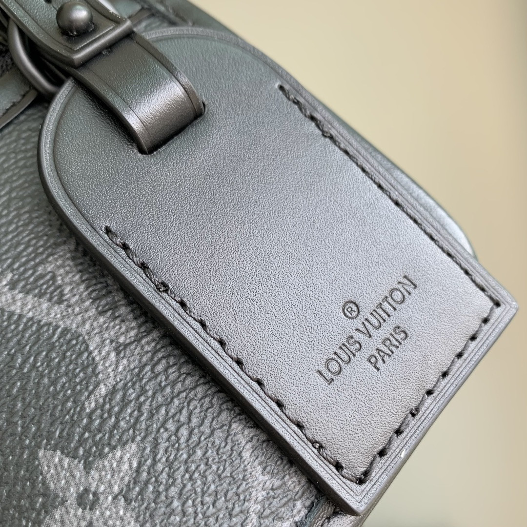 LV Bosphore Wearable Wallet M12599  12 x 7 x 19 cm