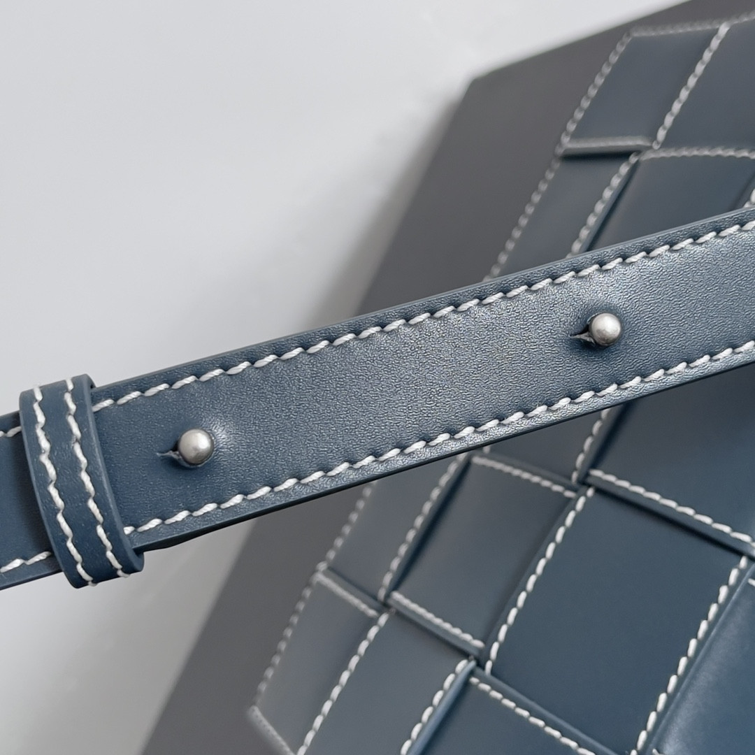 bo*te*ga Ve*ne*ta cassette 15x23x5cm