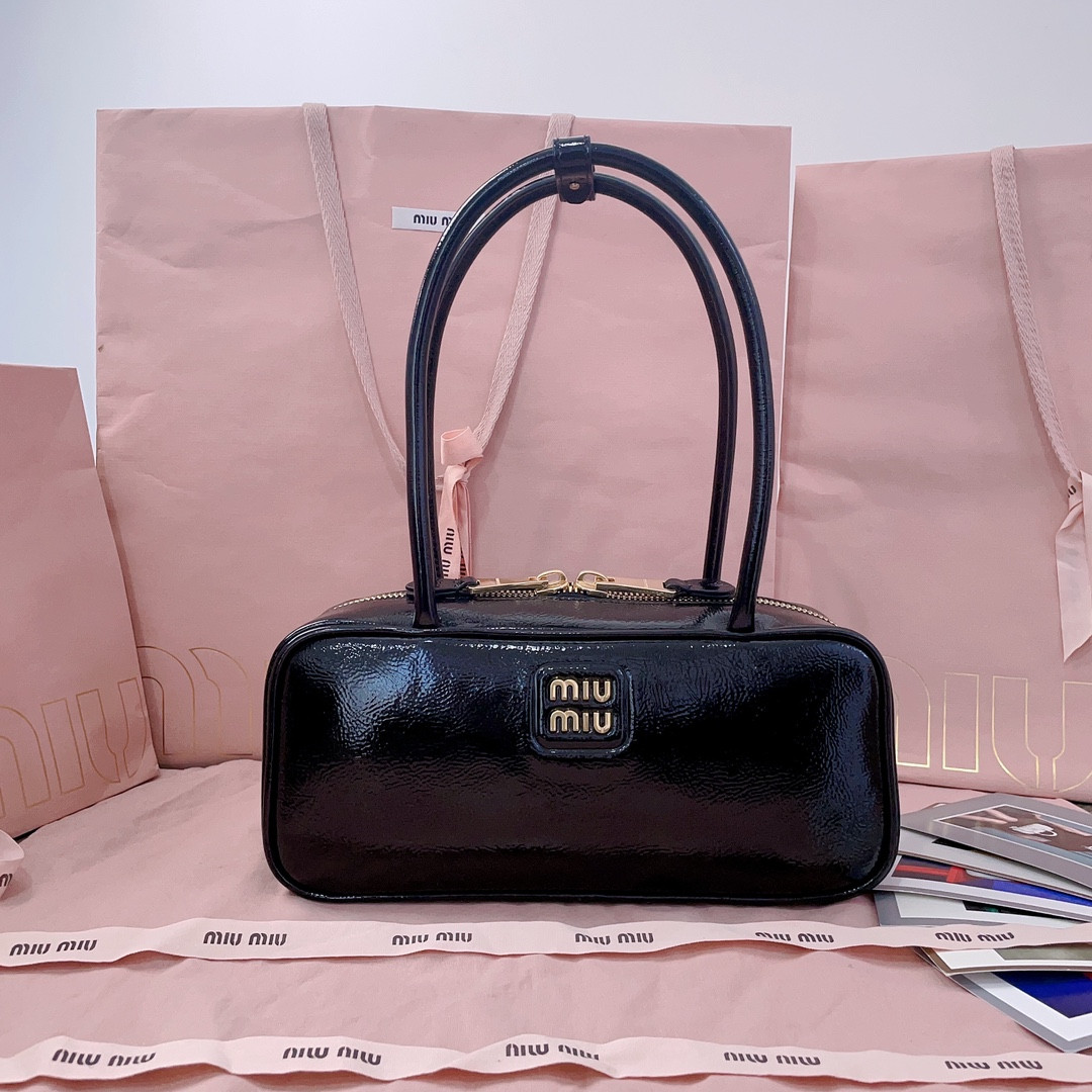 Miu Miu Beau naplak patent leather bag 12x27x8cm