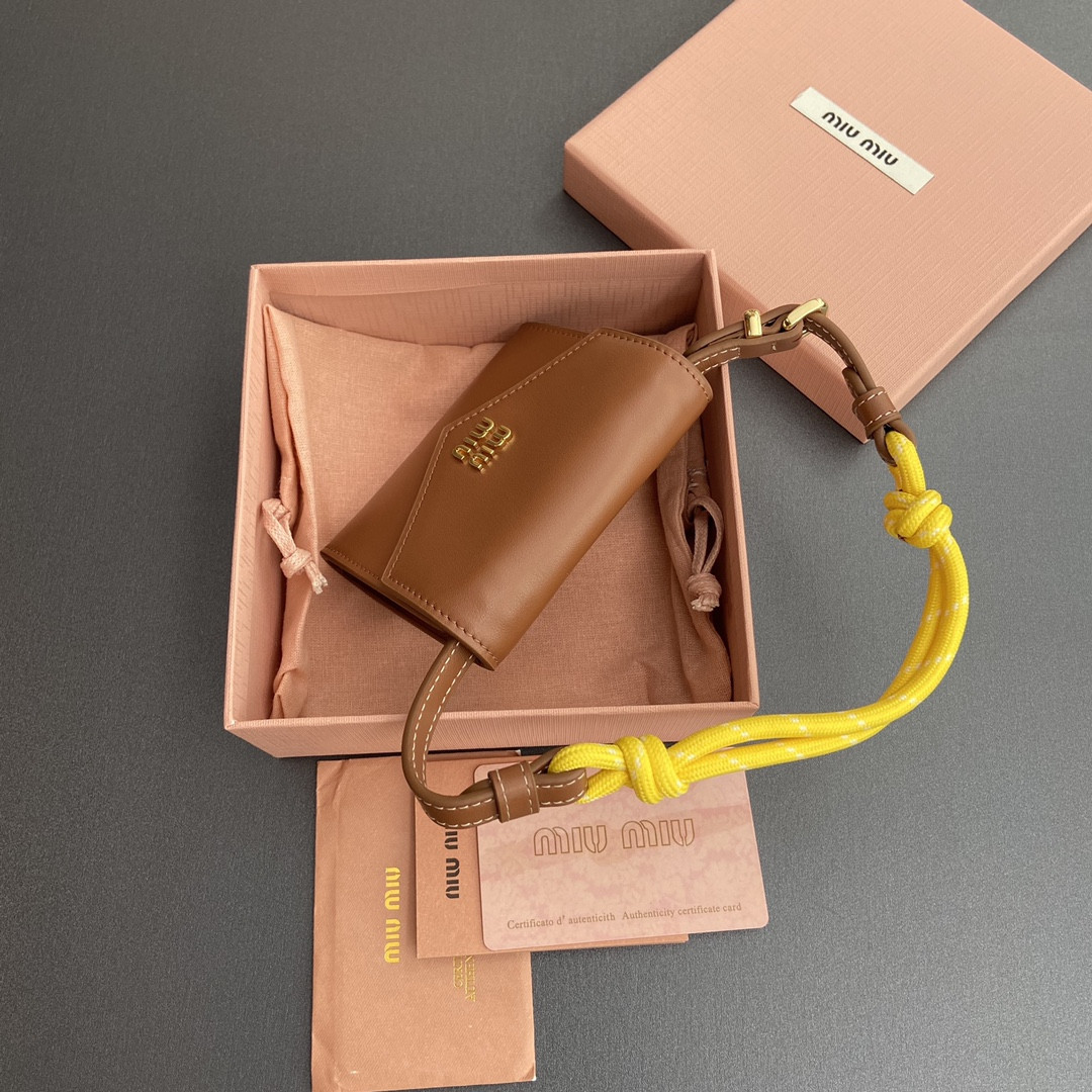 Miu Miu Leather shoulder wallet 8.5x10.5x2cm