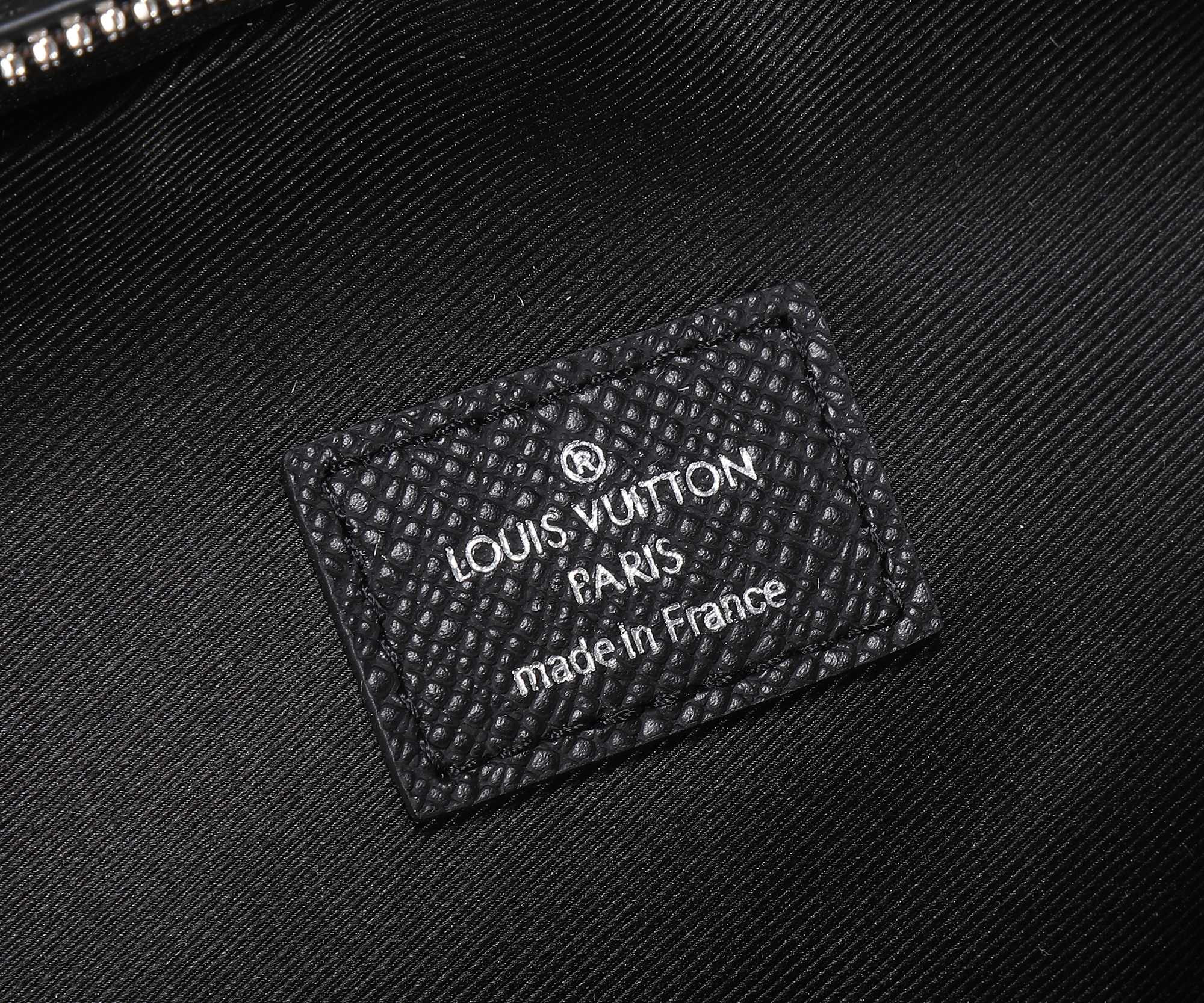 LV Avenue Sling Bag M30863 20 x 31 x 7 cm