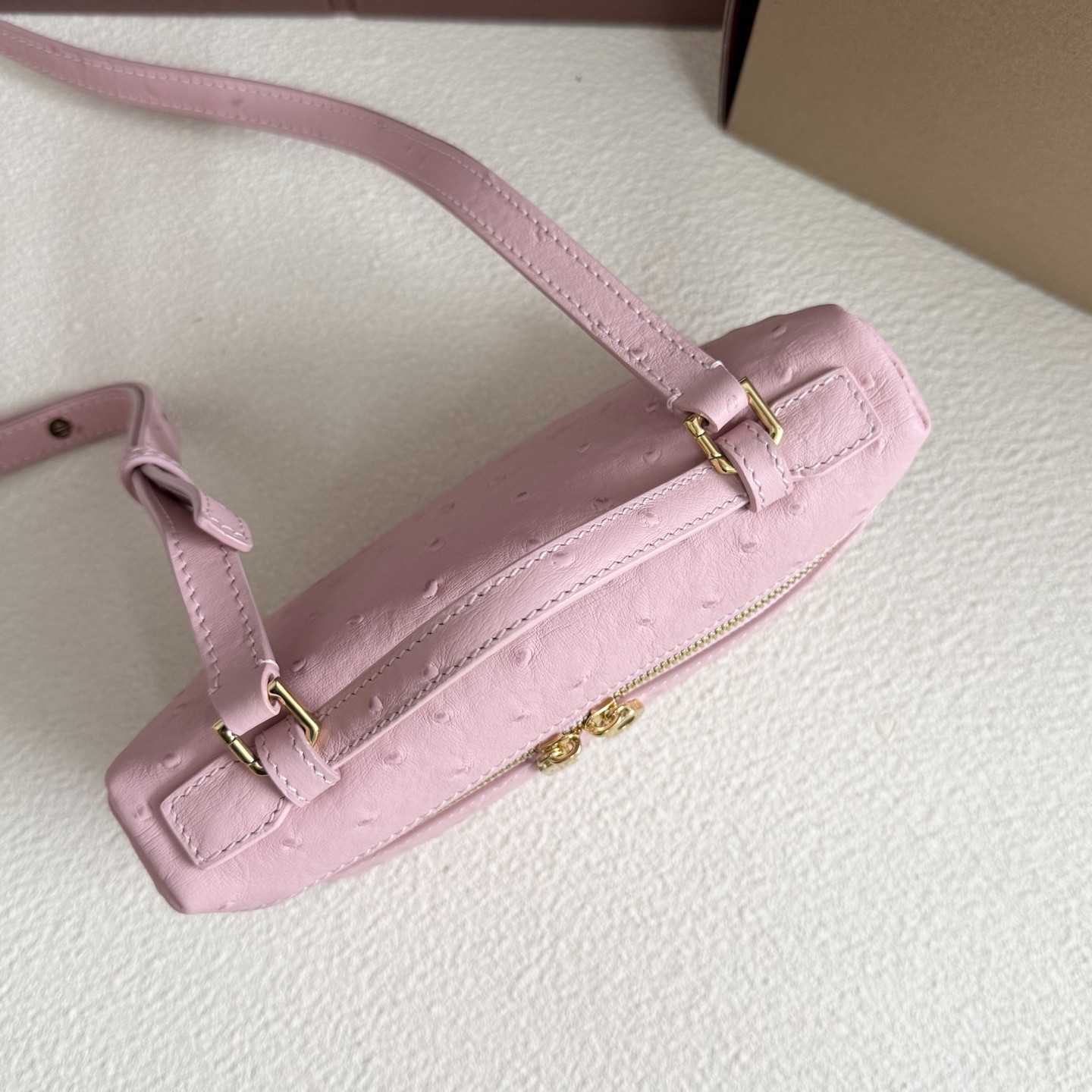 L**o p*ana extra pocket l19 ostrich-grained leather 11 x 19 x 6.5 cm