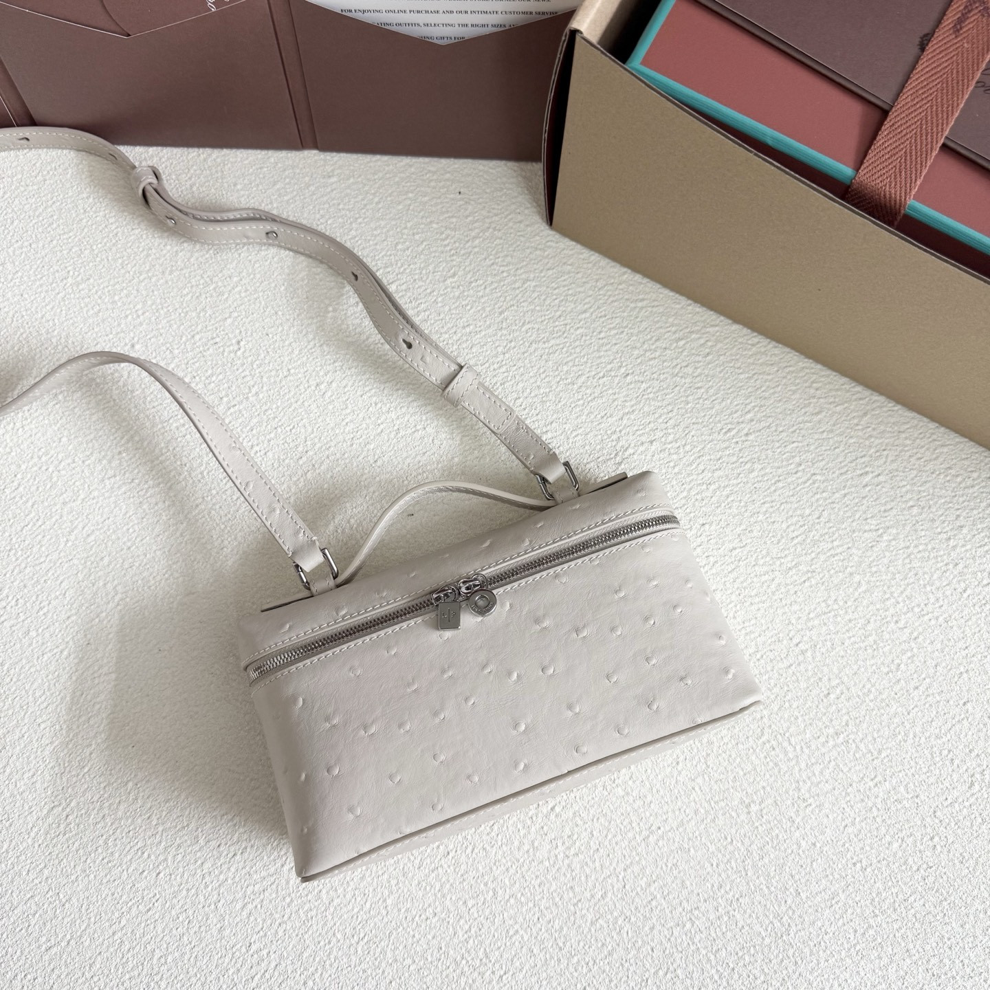 L**o p*ana extra pocket l19 ostrich-grained leather 11 x 19 x 6.5 cm