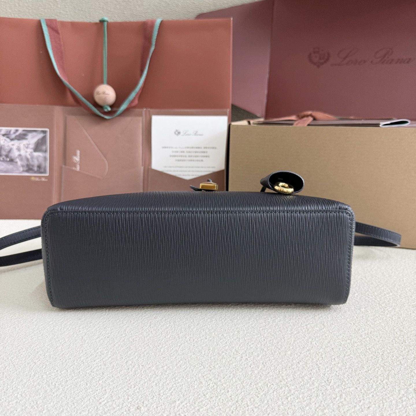 L**o p*ana extra pocket l27 calfskin 16x27x10cm