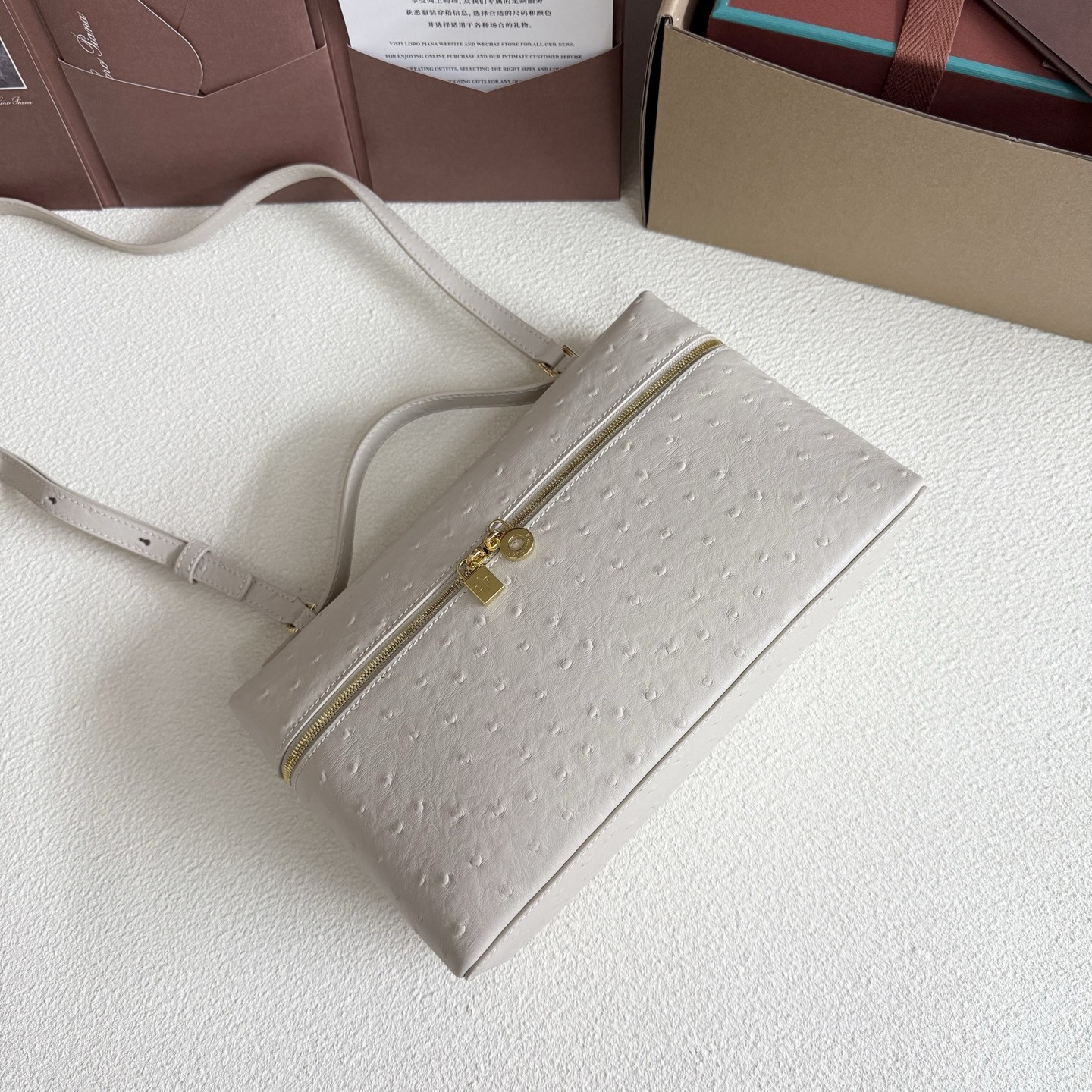 L**o p*ana extra pocket l27 ostrich-grained leather 16x27x10cm