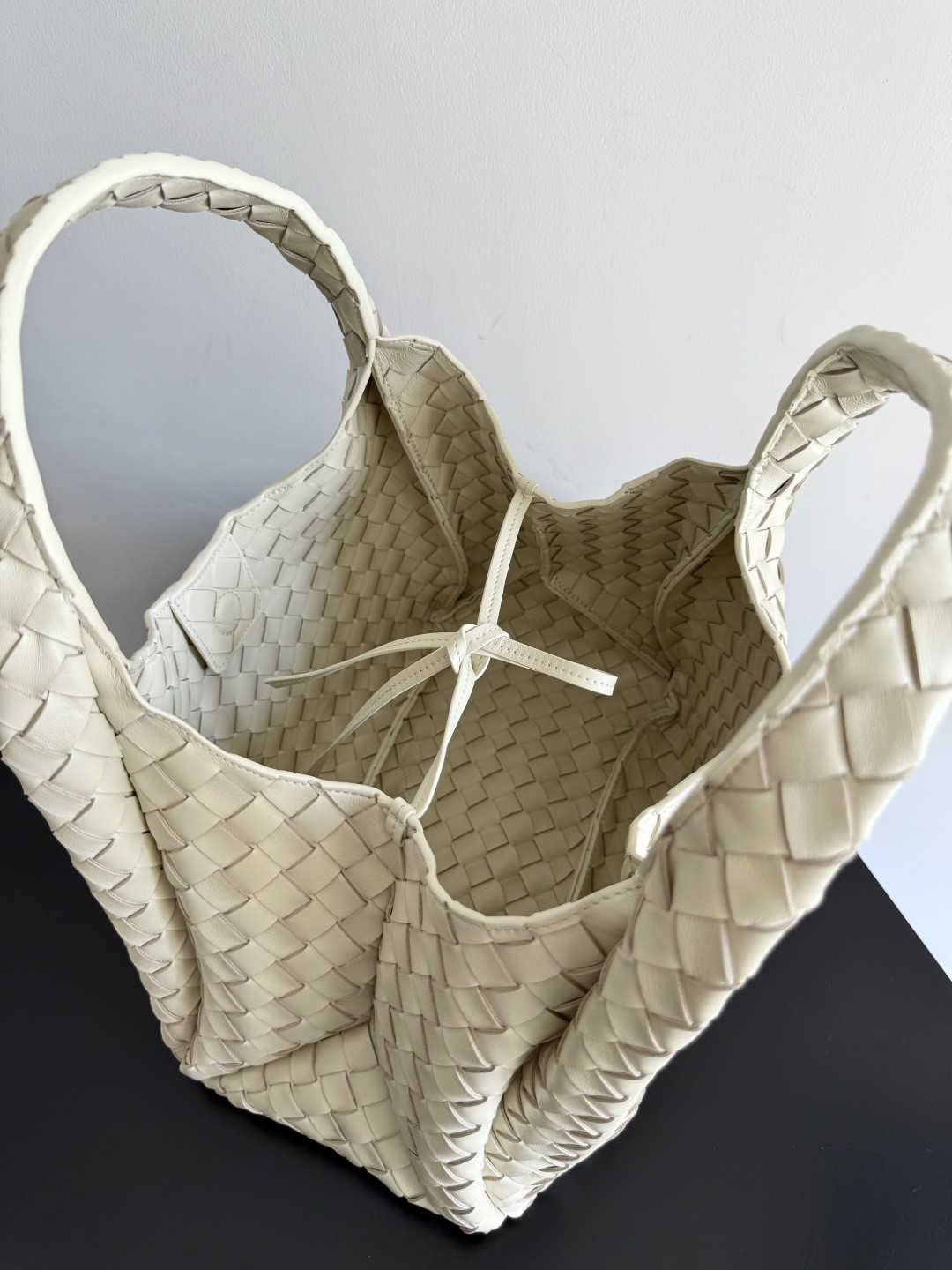 bo*te*ga Ve*ne*ta medium campana 20x33x16.5cm