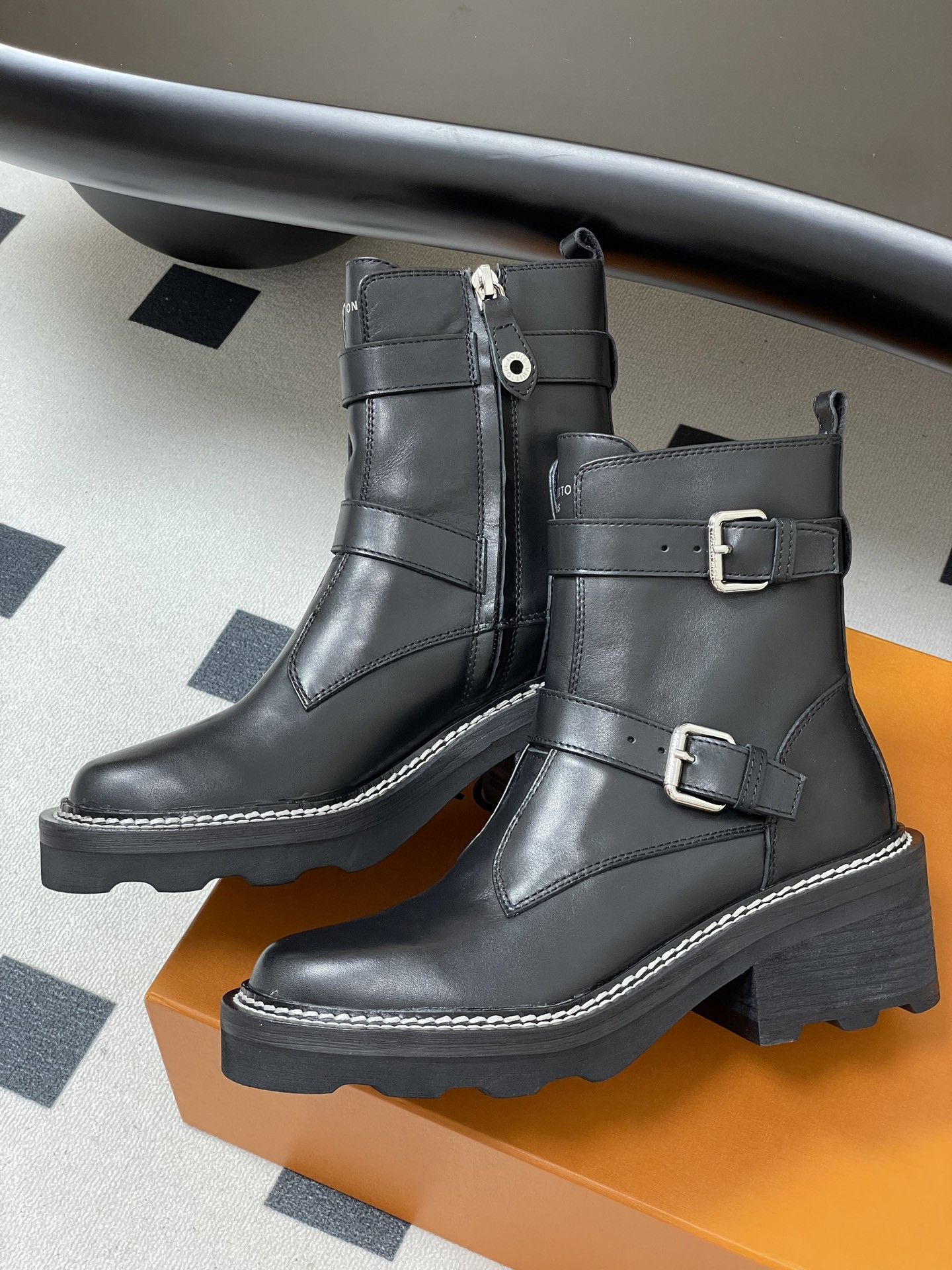 UA LV BEAUBOURG Ankle Boots