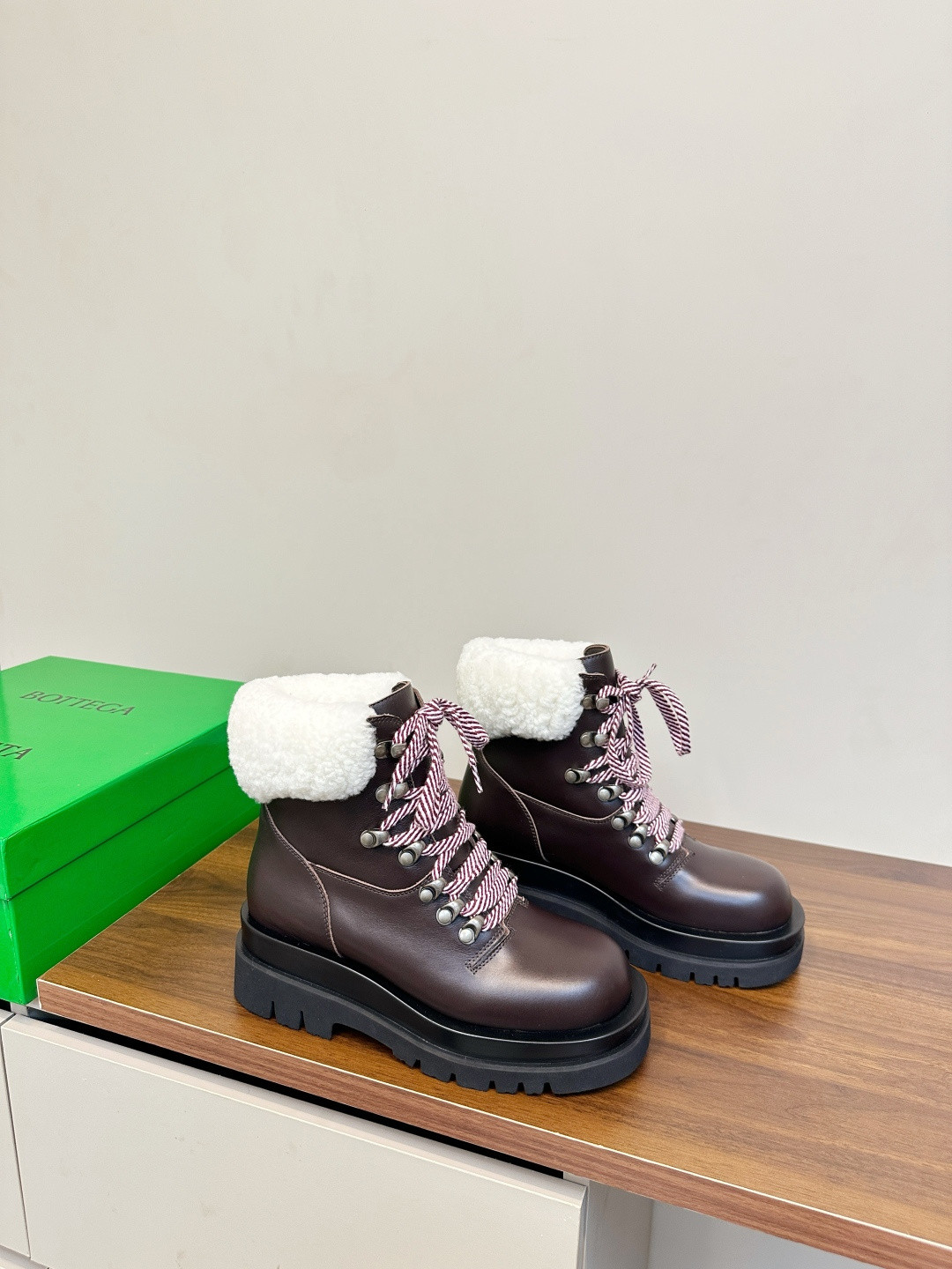 ua bo*te*ga Ve*ne*ta lug hiking ankle boot