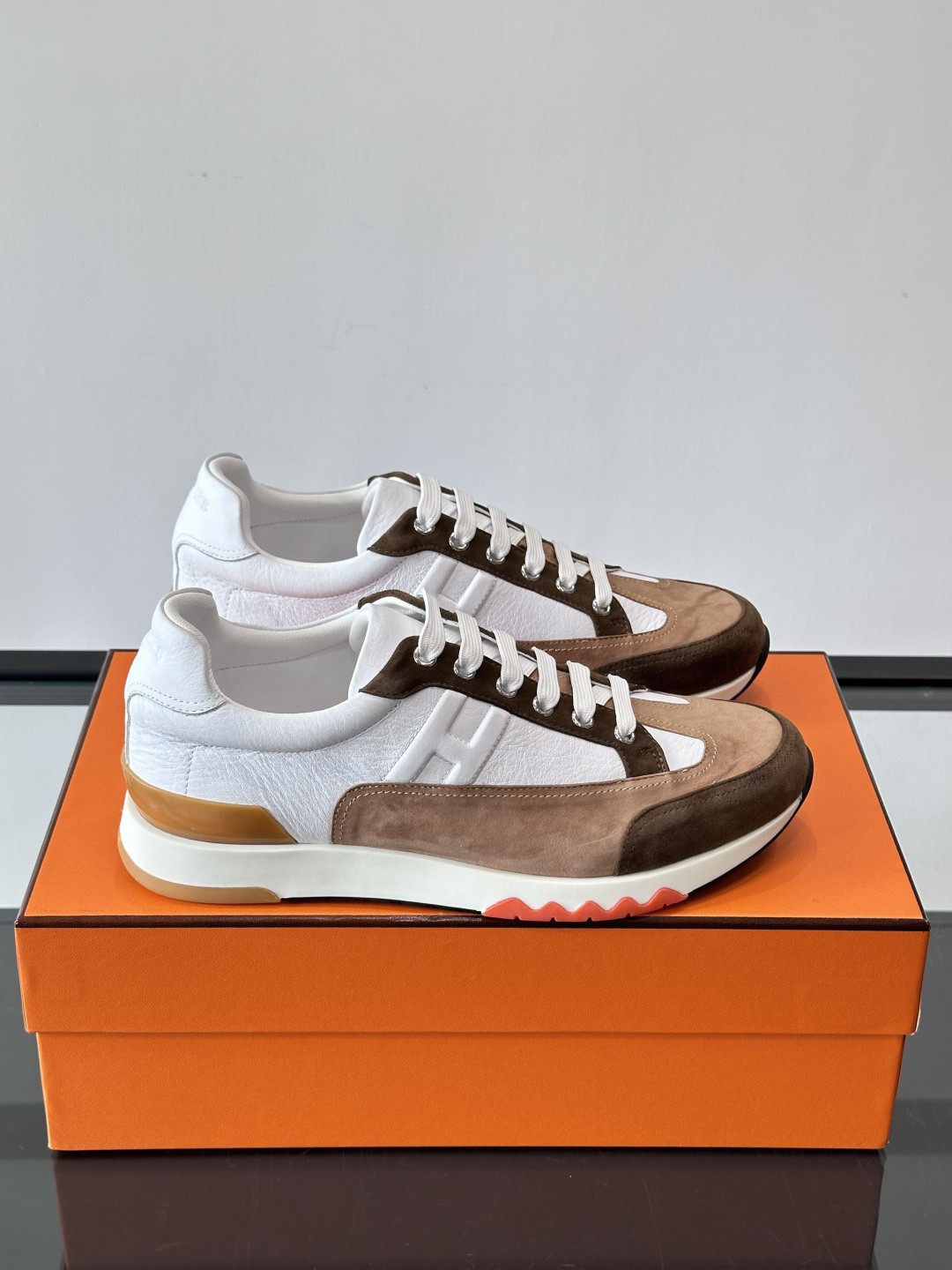 ua H**mes sneakers trail