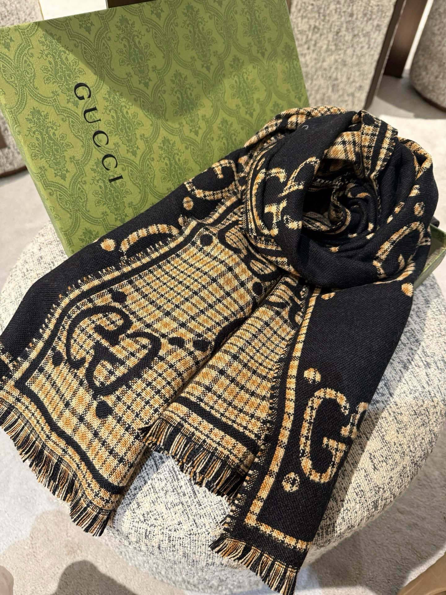 G*u*i scarf 47x180cm