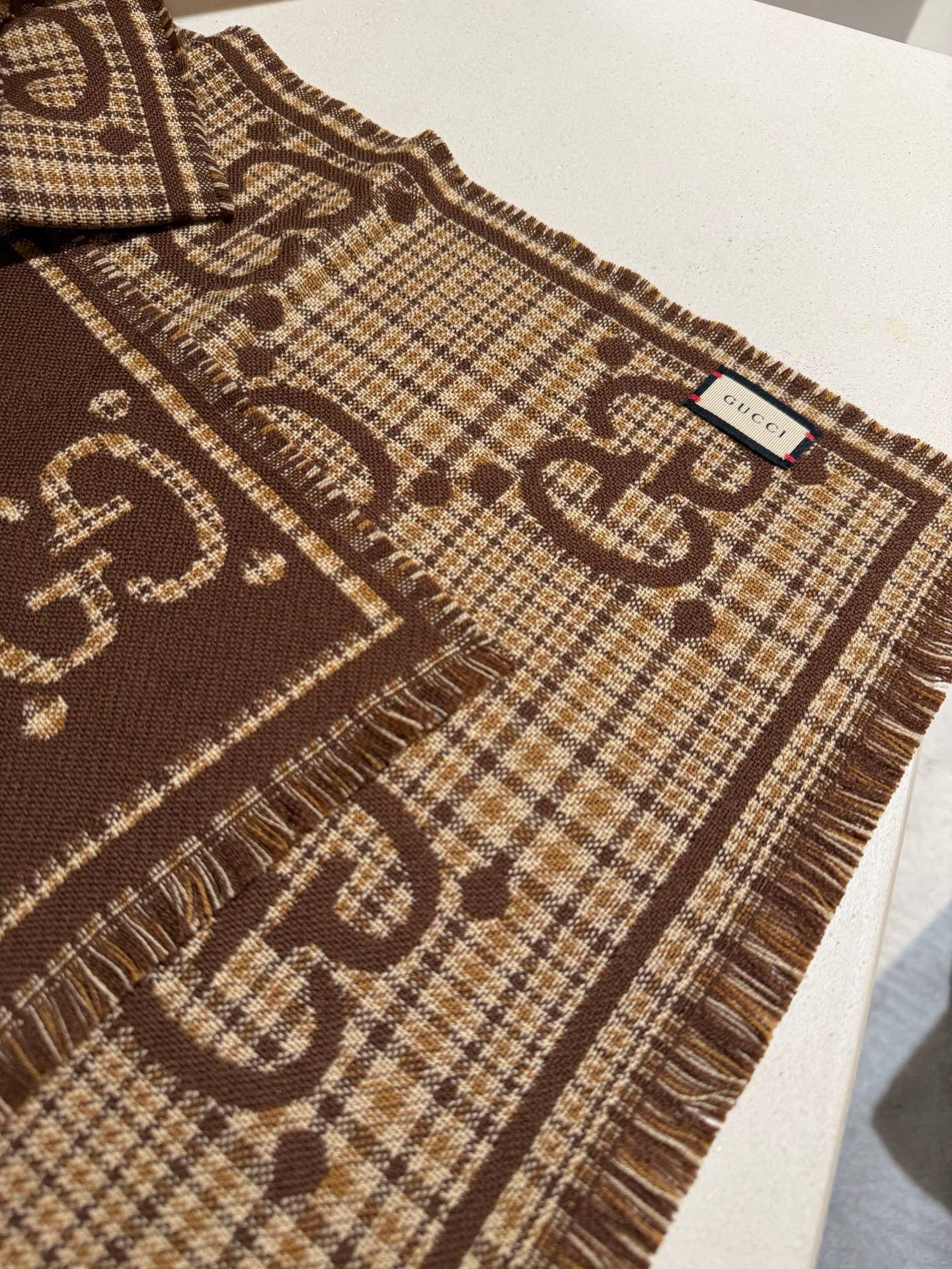 G*u*i scarf 47x180cm
