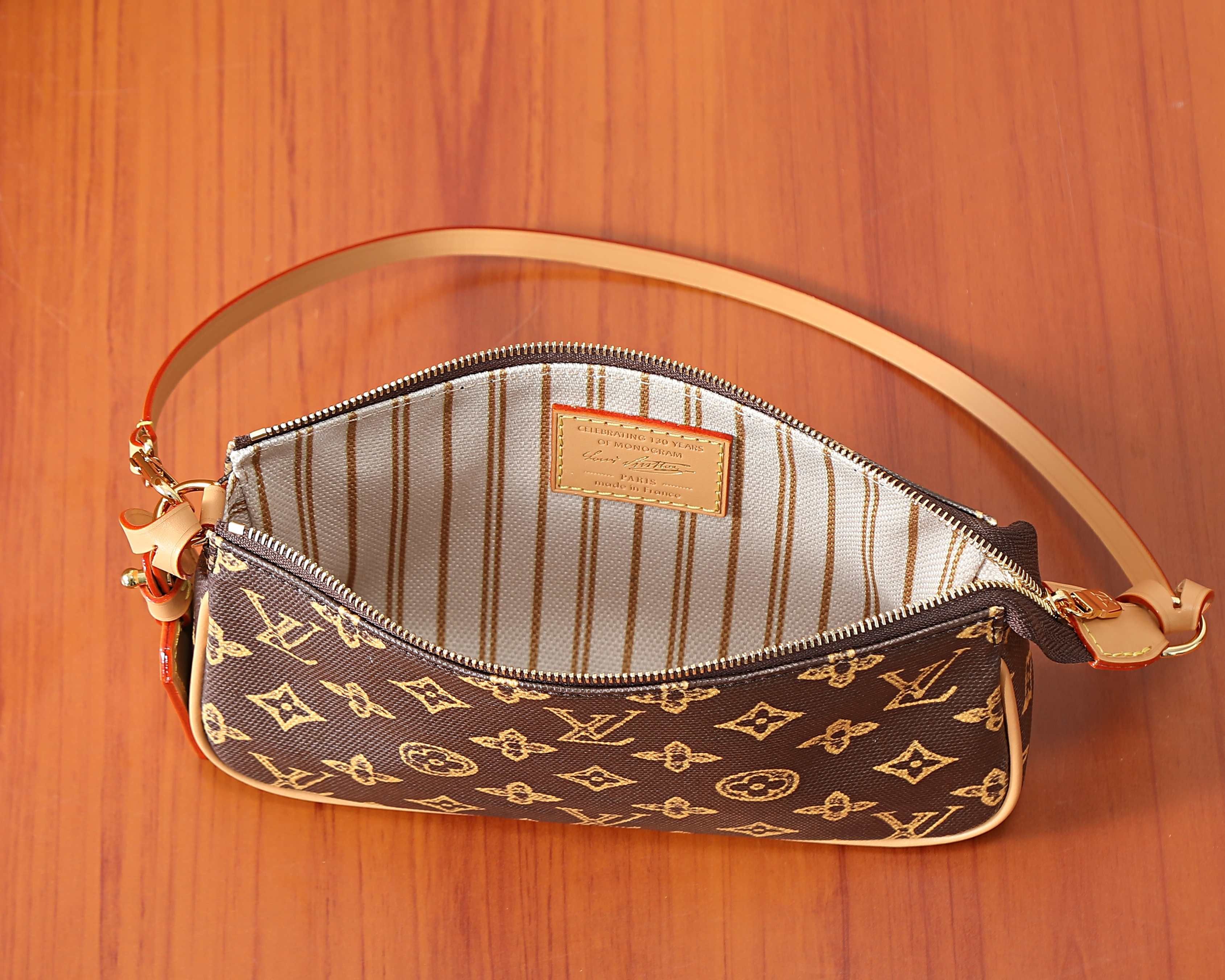 LV Pochette Accessoires M27718 23.5x13.5x4cm