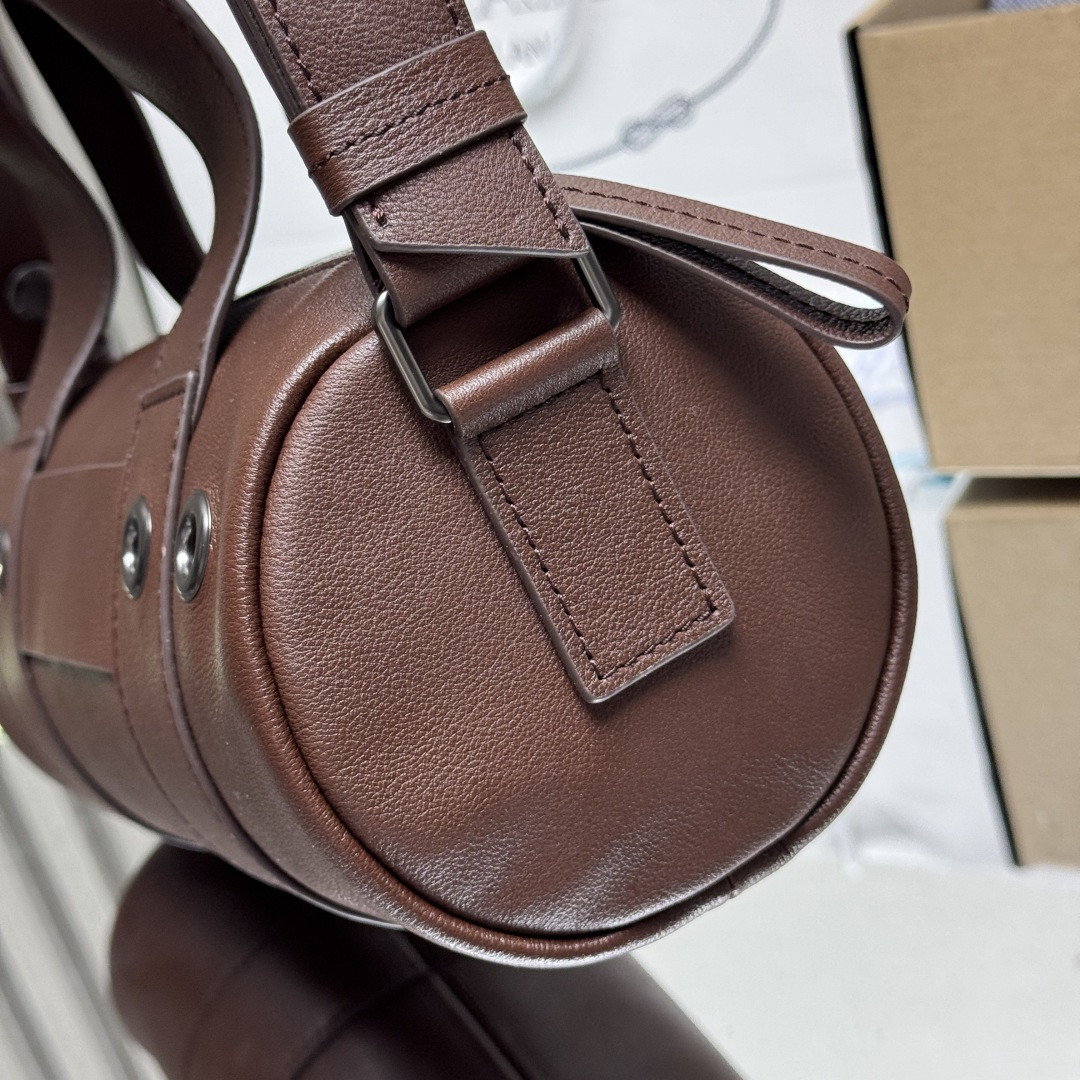 Pra*a route medium leather top handle bag 12x29x12cm