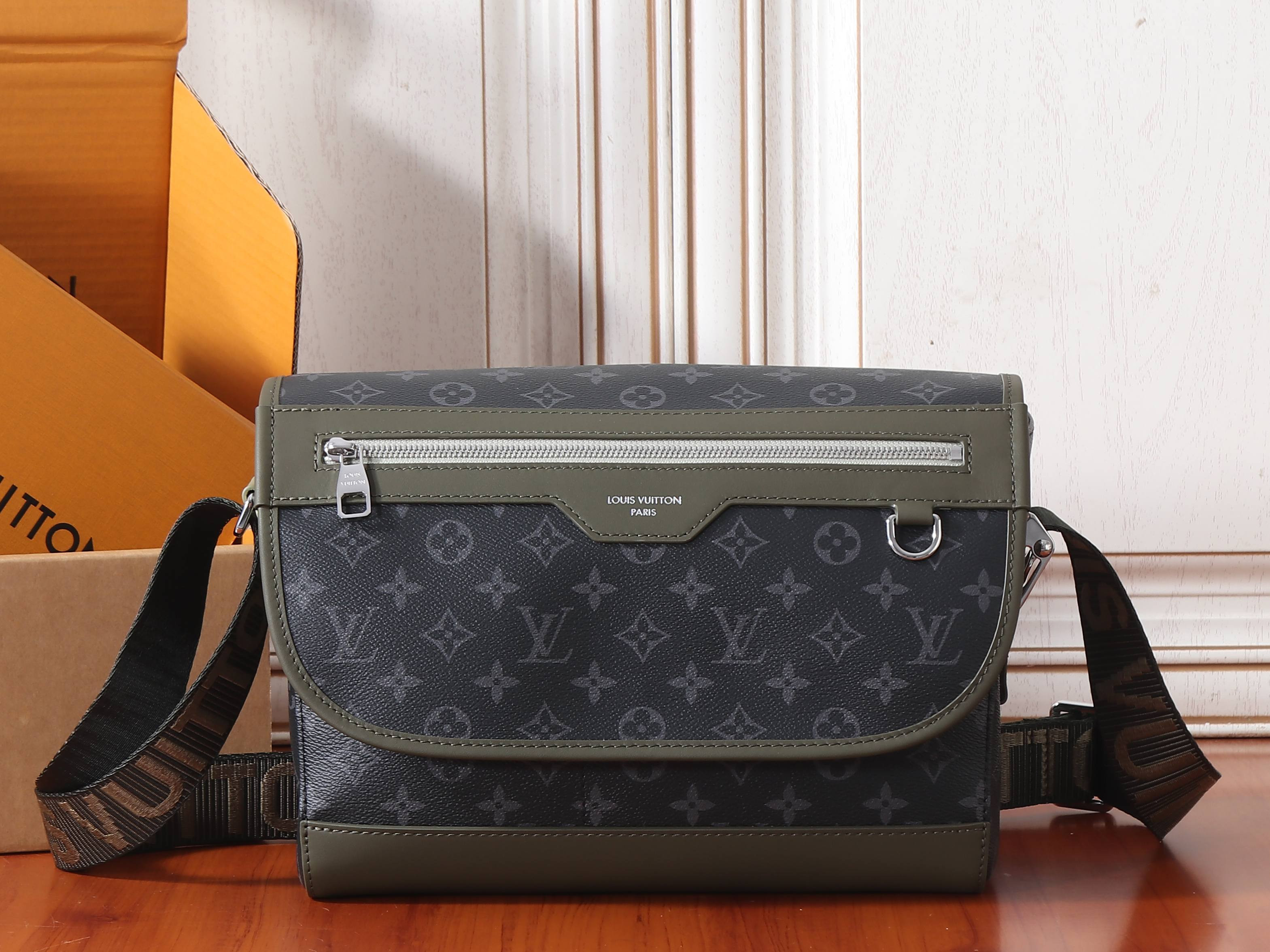 LV Courrier Messenger Bag M28629 37x27x12cm