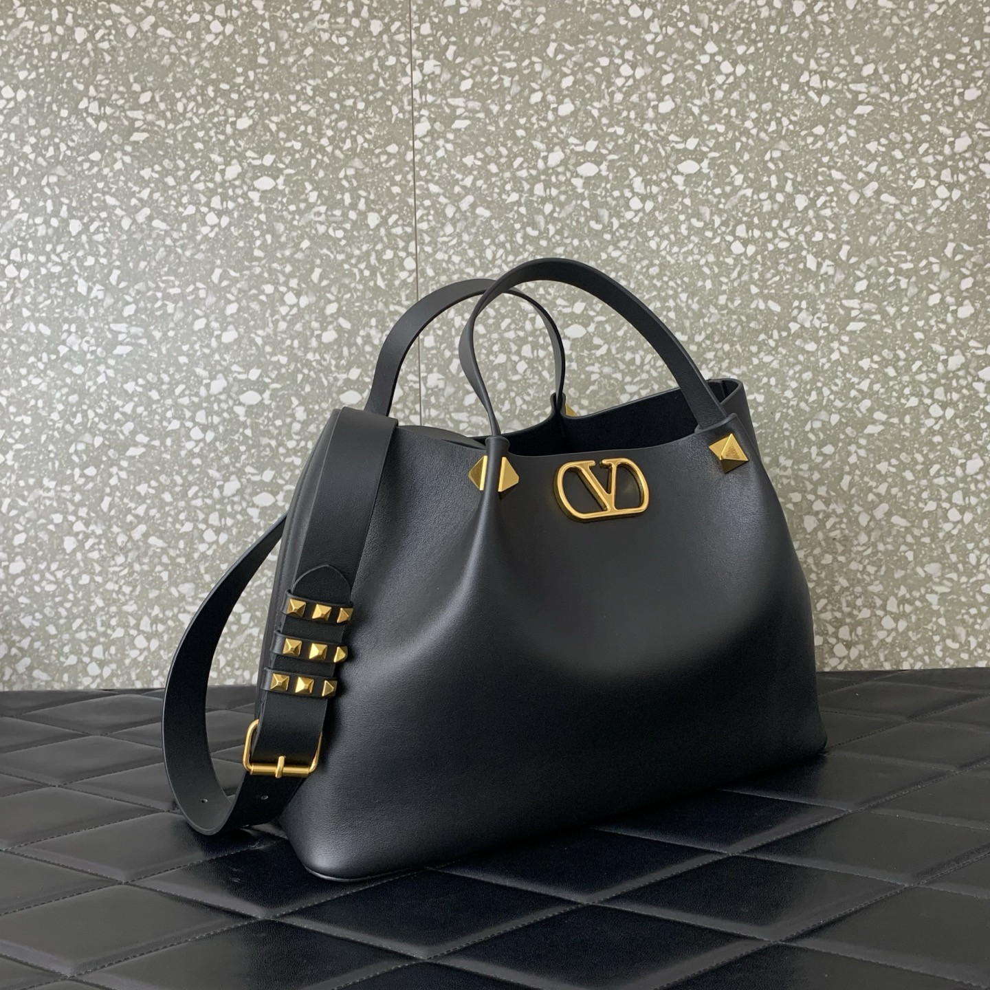 Va1e*ntin0 garavani soft leather shopping bag 35x25x16cm