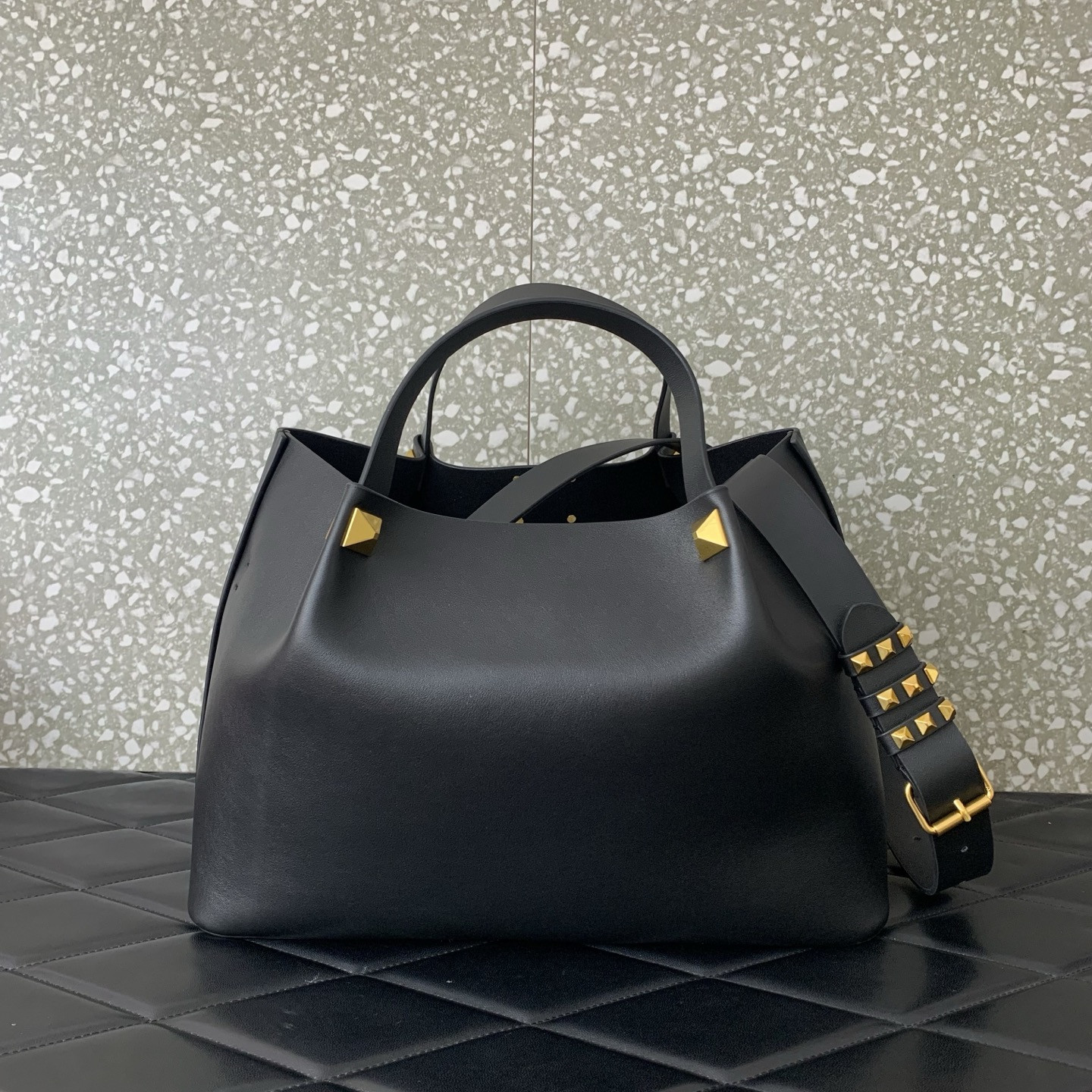 Va1e*ntin0 garavani soft leather shopping bag 35x25x16cm