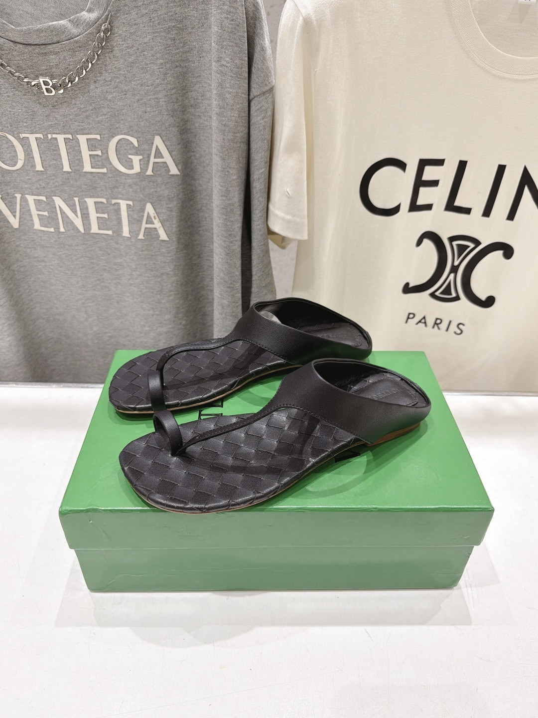 ua bo*te*ga Ve*ne*ta livia flat thong