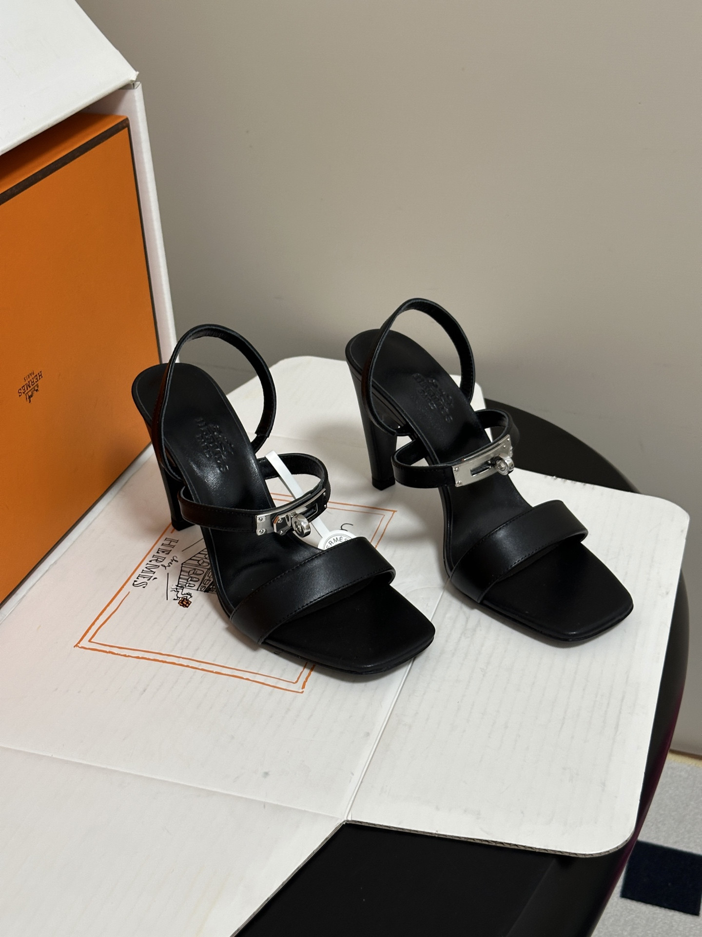 ua H**mes glamour sandals