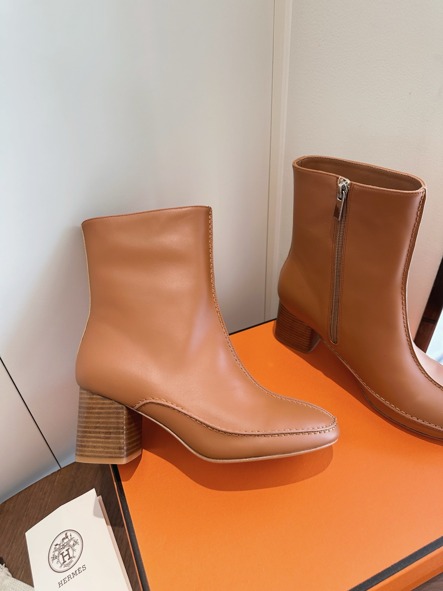 ua H**mes maureen ankle boot