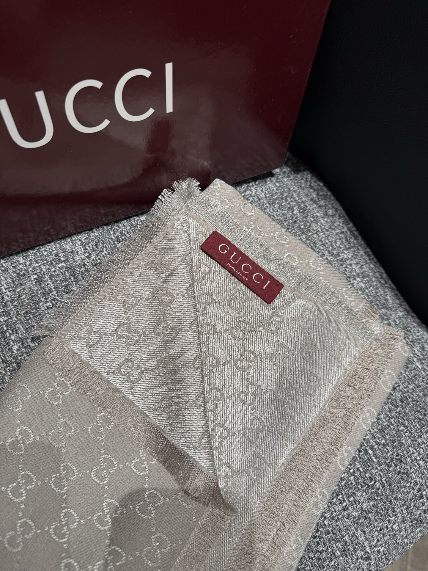 G*u*i scarf 140x140cm