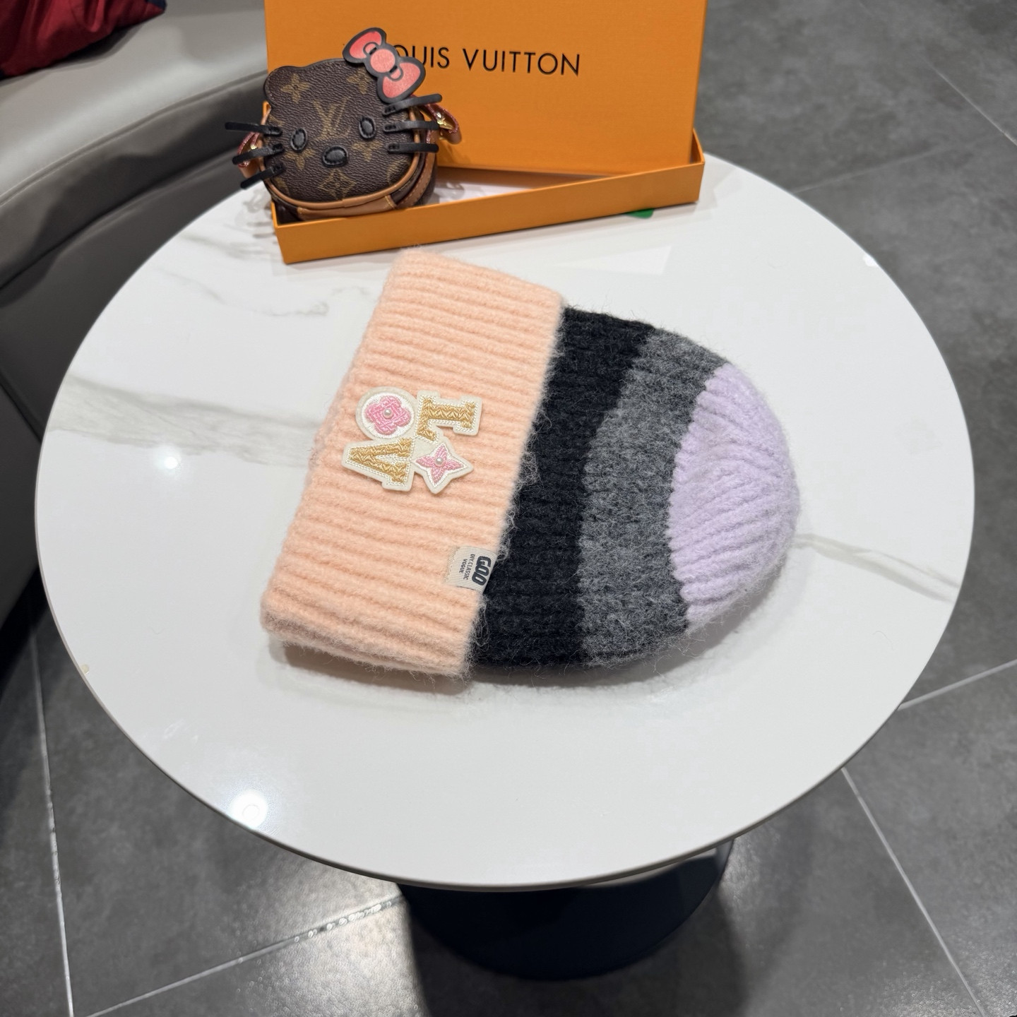 l0*is V*t0n beanie