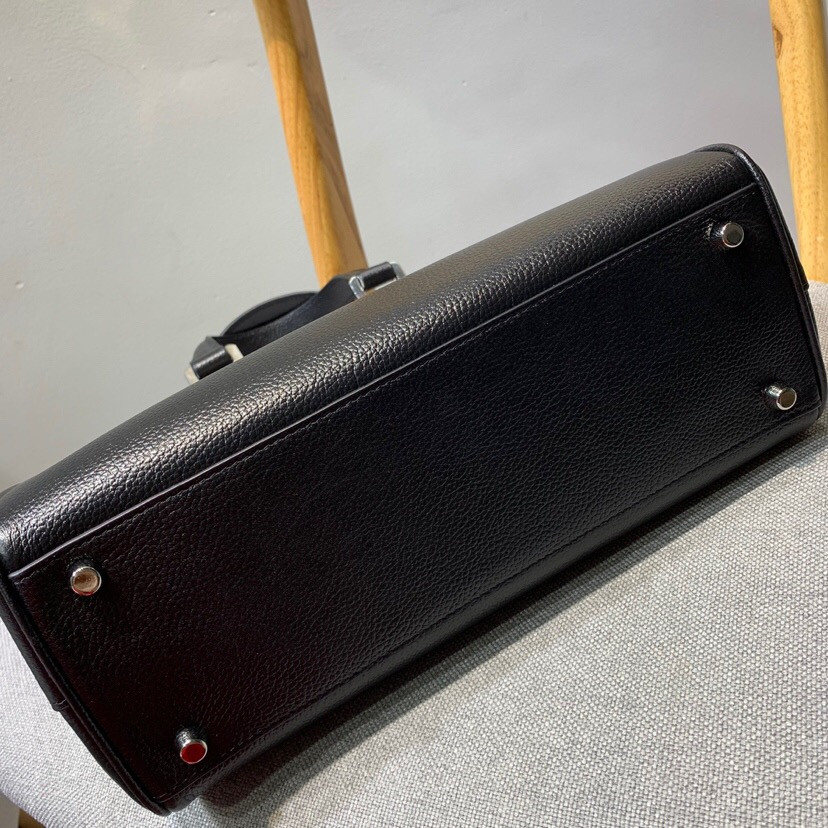 G*u*i zumi grainy leather small top handle bag